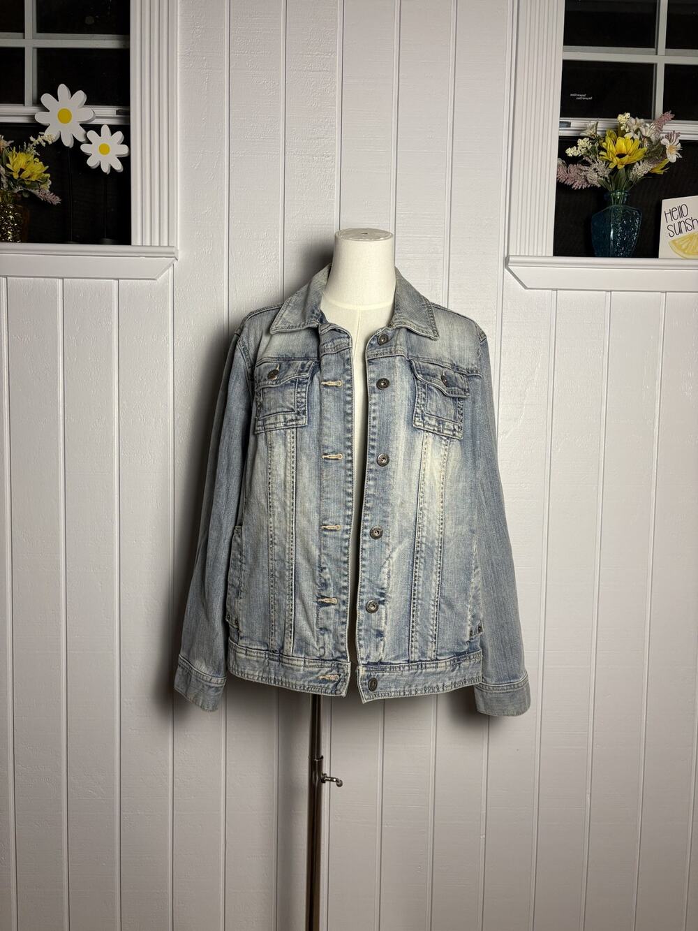 Chico's Platinum Denim Jacket Size 2 Light Wash Trucker Jean Jacket Y2K